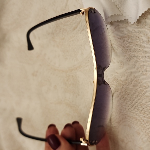 Chanel sunglasses - Picture 9 of 11